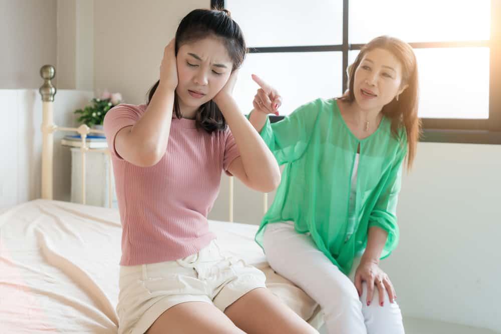 မိဘတွေက မိန်းကလေးတစ်ဦးကို အပျိုရည်နှင့် ပတ်သက်ပြီး ကြမ်းတမ်းစွာ ပြောဆိုမိသောအခါ