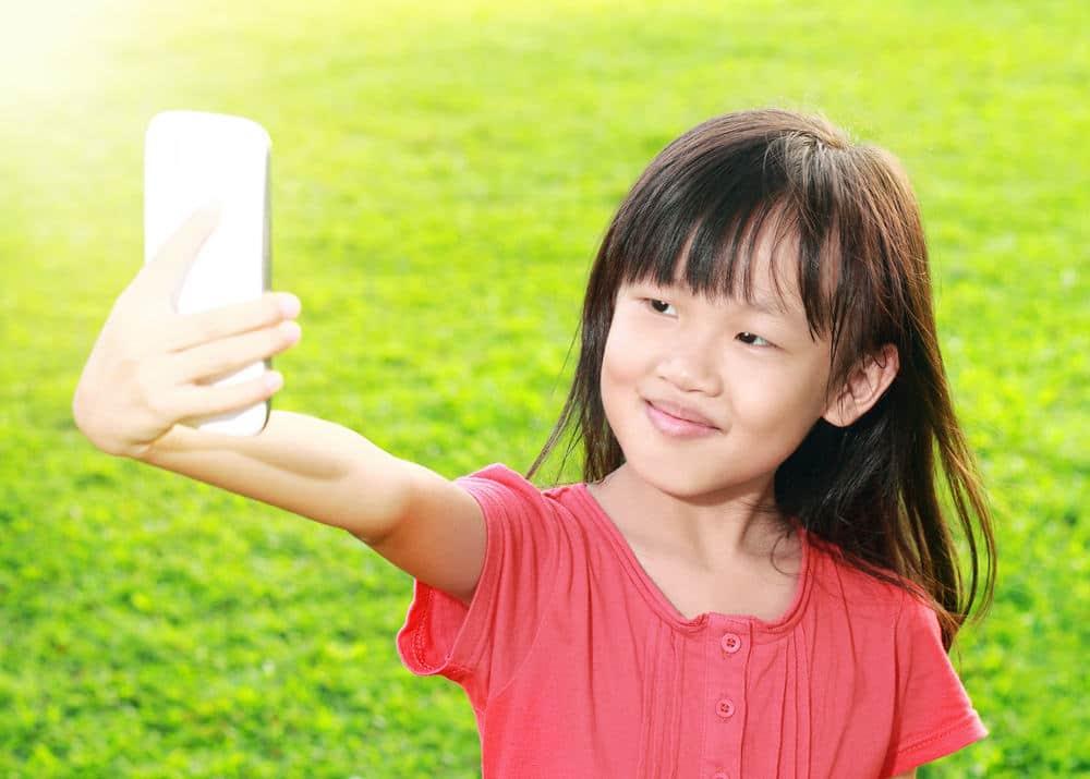 Selfie ကြိုက်တတ်တဲ့ကလေးတွေကို ကိုယ်ချင်းစာတရားရှိအောင်၊ စာနာတတ်အောင် ဘယ်လိုသင်ကြားပေးမလဲ