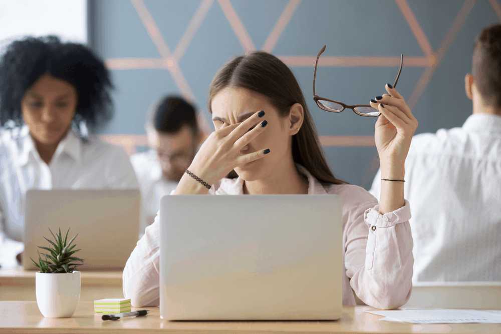ကွန်ပျူတာ၊ဖုန်းတွေကြောင့်ဖြစ်တဲ့(Digital eye strain) မျက်စိအောင့်တာကို ဘယ်လိုသက်သာအောင် လုပ်ကြမလဲ ။