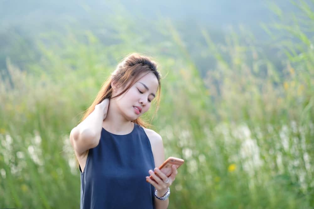 ခေတ်သစ် ဖုန်းရောဂါ (text neck)