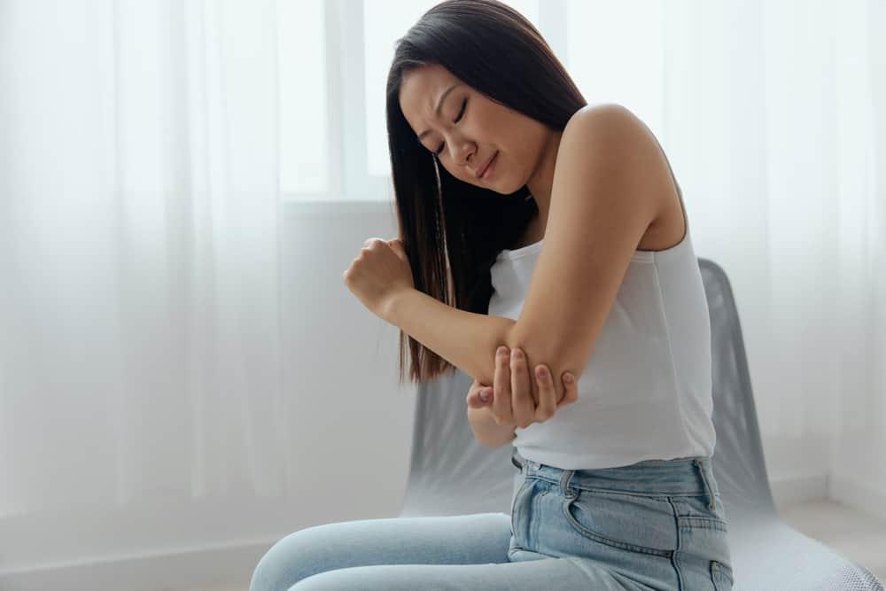 တံတောင်ဆစ်ထဲက နာကျင်ကိုက်ခဲတာကို သက်သာစေမယ့် အိမ်တွင်းကုထုံးများ